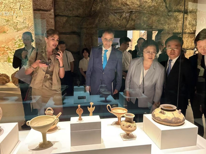 Επισκ?πτε? παρακολουθο?ν τα ελληνικ? πολιτιστικ? αντικε?μενα. (Φωτογραφ?α/Πρεσβε?α τη? Ελλ?δο? στην Κ?να)