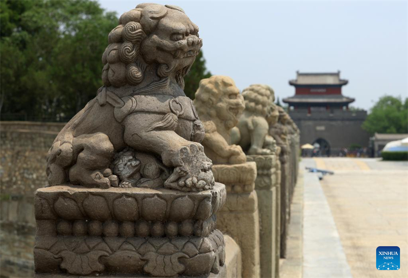 Π?τρινα λιοντ?ρια απεικον?ζονται στη Γ?φυρα Λουγκ?ου στο Πεκ?νο, στι? 4 Ιουλ?ου του 2025. (Φωτογραφ?α / Xinhua)