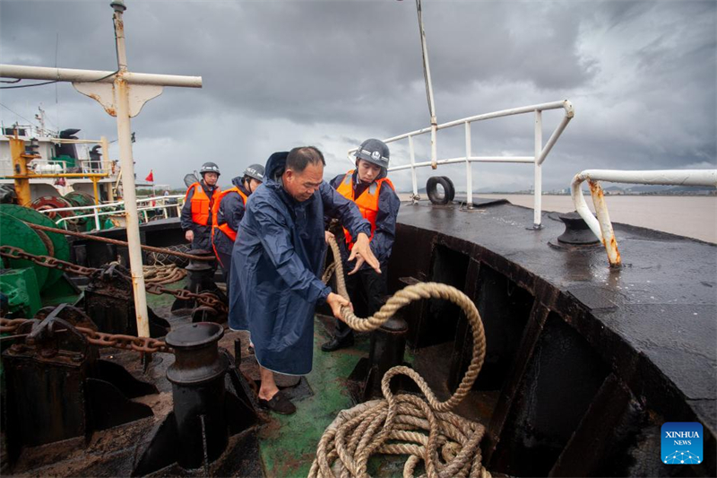Αστυνομικο? εργ?ζονται μαζ? με μ?λη του πληρ?ματο? για να ασφαλ?σουν ?να σκ?φο? αγκυροβολημ?νο στην προβλ?τα Σαντζιανγκ?ου (Sanjiangkou) στην π?λη Τα?τζ?ου τη? επαρχ?α? Τζετζι?νγκ, στι? 7 Ιουλ?ου του 2025. (Φωτογραφ?α / Xinhua)