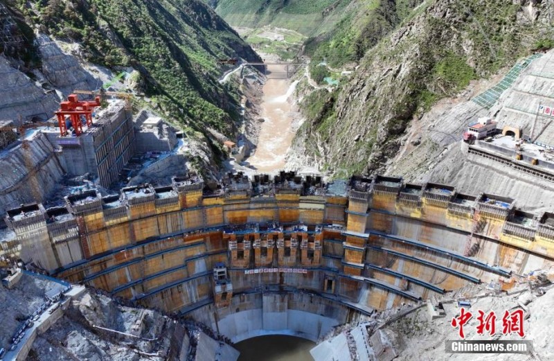 Η φωτογραφ?α που τραβ?χτηκε στι? 7 Ιουλ?ου δε?χνει τον υδροηλεκτρικ? σταθμ? Γιεμπατ?ν που βρ?σκεται υπ? κατασκευ?.