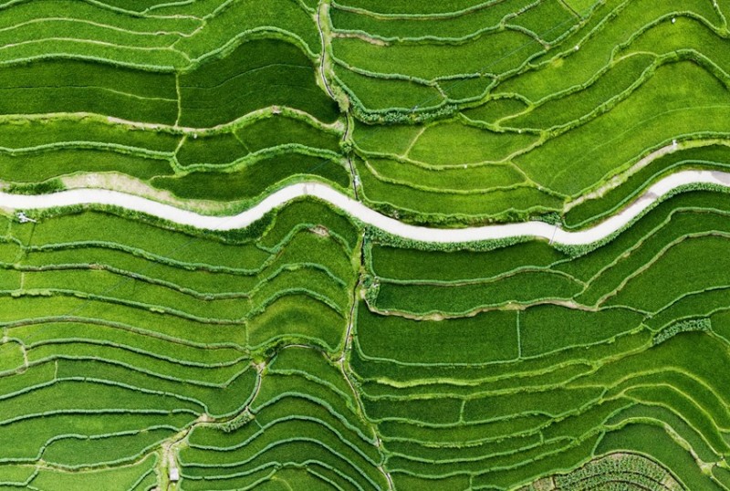 Το τοπ?ο των αναβαθμ?δων κατ? μ?κο? του ποταμο? Λαντσ?νγκ. (Φωτογραφ?α απ? το Γραφε?ο Πολιτισμο? και Τουρισμο? τη? κομητε?α? Γιουνλ?νγκ)