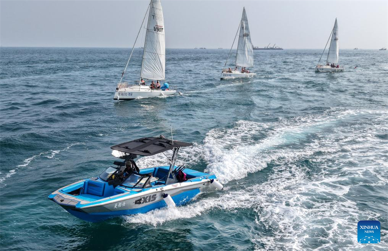 Φωτογραφ?α απ? drone που τραβ?χτηκε στι? 10 Ιουλ?ου του 2025 δε?χνει ?να γιοτ και ιστιοφ?ρα που συμμετ?χουν στην κρουαζιερ?πλοη εκδ?λωση. (Φωτογραφ?α / Xinhua)