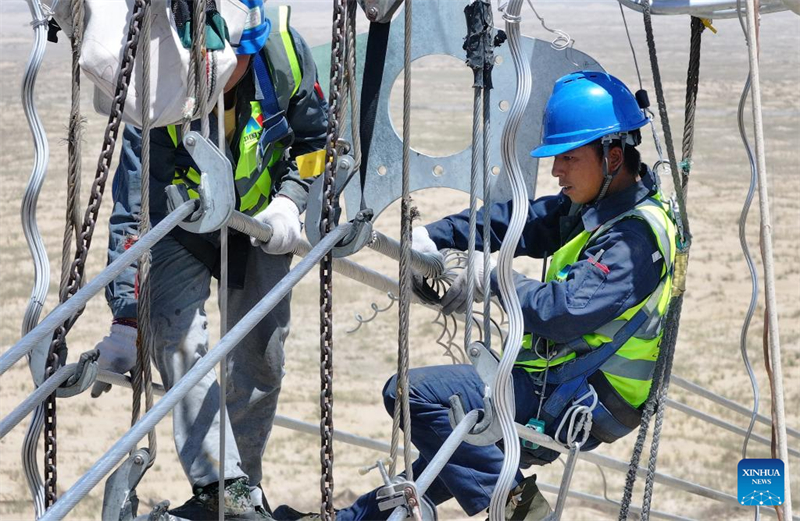 Οι εργαζ?μενοι αντιμετωπ?ζουν ακρα?ε? καιρικ?? συνθ?κε? στην ?ρημο για να ολοκληρ?σουν το ?Δ?κτυο Υψηλ?? Τ?ση? σε Σχ?μα Βρ?χου? στα ν?τια τη? επαρχ?α? Σιντζι?νγκ