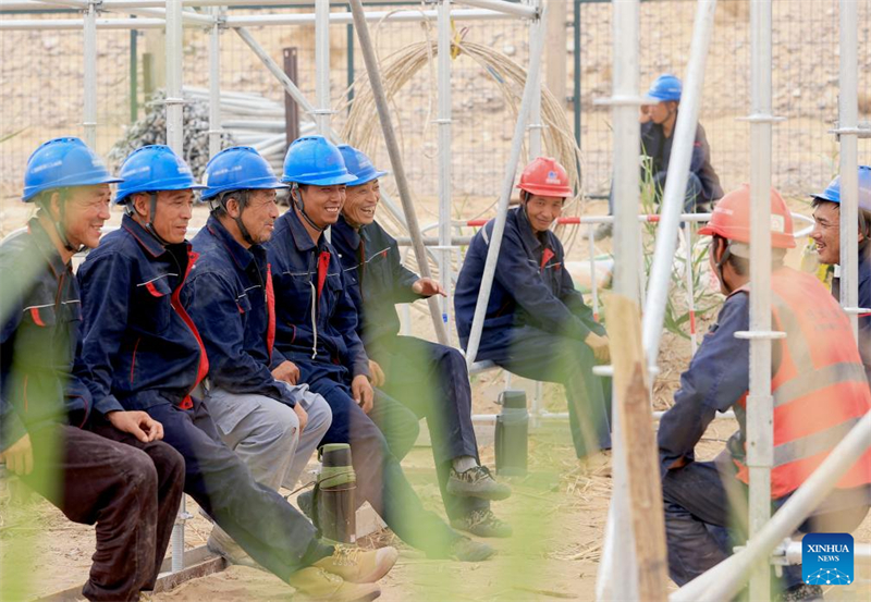 Οι εργαζ?μενοι αντιμετωπ?ζουν ακρα?ε? καιρικ?? συνθ?κε? στην ?ρημο για να ολοκληρ?σουν το ?Δ?κτυο Υψηλ?? Τ?ση? σε Σχ?μα Βρ?χου? στα ν?τια τη? επαρχ?α? Σιντζι?νγκ