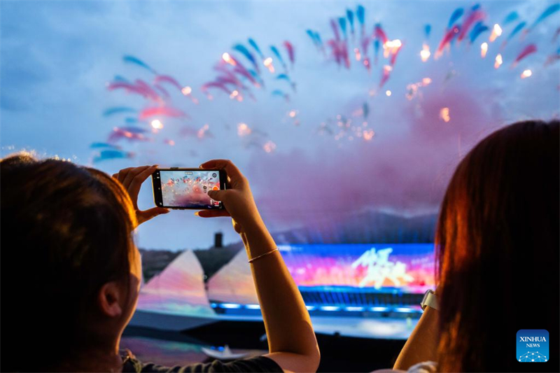 Οι τουρ?στε? απολαμβ?νουν μια επ?δειξη δημιουργικ?ν πυροτεχνημ?των στην π?λη Λιοουγι?νγκ τη? επαρχ?α? Χουν?ν, στι? 12 Ιουλ?ου του 2025. (Φωτογραφ?α / Xinhua)