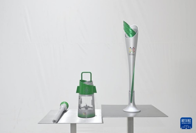 Αυτ? ε?ναι μια φωτογραφ?α τη? 16η? Ιουλ?ου με τη ρ?βδο φωτι?? (αριστερ?), την λ?μπα προσαν?μματο? (στο κ?ντρο) και την δ?δα.