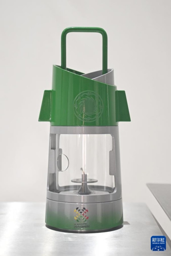 Εγκαταστ?σει? τη? Λαμπαδηδρομ?α? των Παγκ?σμιων Αγ?νων Τσενγκντο? παρουσι?στηκαν επ?σημα