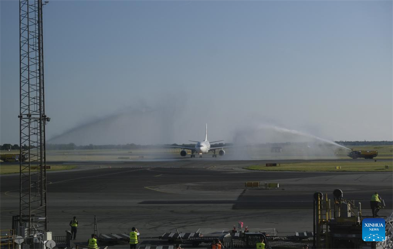 Αεροπλ?νο τη? κιν?ζικη? αερογραμμ?? China Eastern Airlines δ?χεται χαιρετισμ? απ? καν?νι νερο? στο αεροδρ?μιο τη? Κοπεγχ?γη? στη Δαν?α, στι? 17 Ιουλ?ου του 2025. (Φωτογραφ?α / Xinhua)