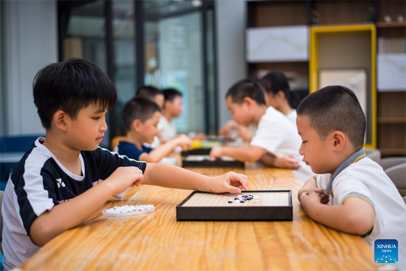 Παιδι? πα?ζουν επιτραπ?ζια παιχν?δια σε ?να κ?ντρο κοινοτικ?ν υπηρεσι?ν στην π?λη Χανγκτζ?ου τη? επαρχ?α? Τζετζι?νγκ, στι? 21 Ιουλ?ου του 2025. (Φωτογραφ?α / Xinhua)
