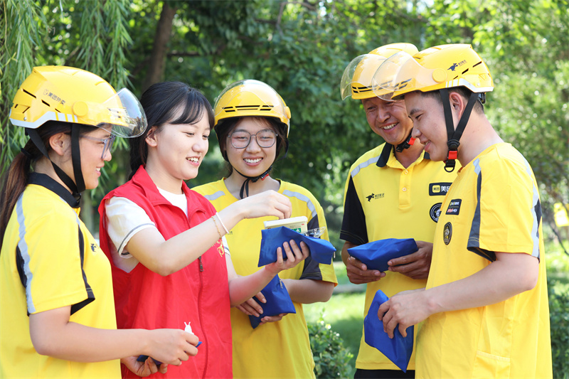 Επαρχ?α Χεμπ?ι: Καλοκαιριν? δροσι? στου? δρ?μου? – Φροντ?δα για του? εργαζ?μενου? σε εξωτερικο?? χ?ρου?