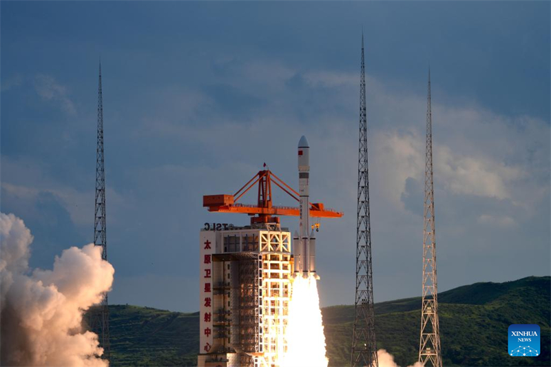 Ο τροποποιημ?νο? π?ραυλο?-φορ?α? Long March-6 που μεταφ?ρει μια ομ?δα δορυφ?ρων χαμηλ?? γ?ινη? τροχι?? εκτοξε?εται απ? το Κ?ντρο Δορυφορικ?? Εκτ?ξευση? τη? π?λη? Τα?γιου?ν στην επαρχ?α Σανσ? στι? 27 Ιουλ?ου του 2025. (Φωτογραφ?α / Xinhua)