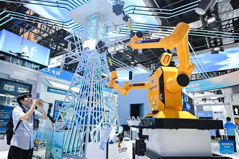 Επισκ?πτη? παρακολουθε? ?να ρομπ?τ για συντ?ρηση σε απευθε?α? σ?νδεση στο Παγκ?σμιο Συν?δριο Τεχνητ?? Νοημοσ?νη? για το 2025 στη Σαγκ?η, στι? 28 Ιουλ?ου του 2025. (Φωτογραφ?α / Xinhua)