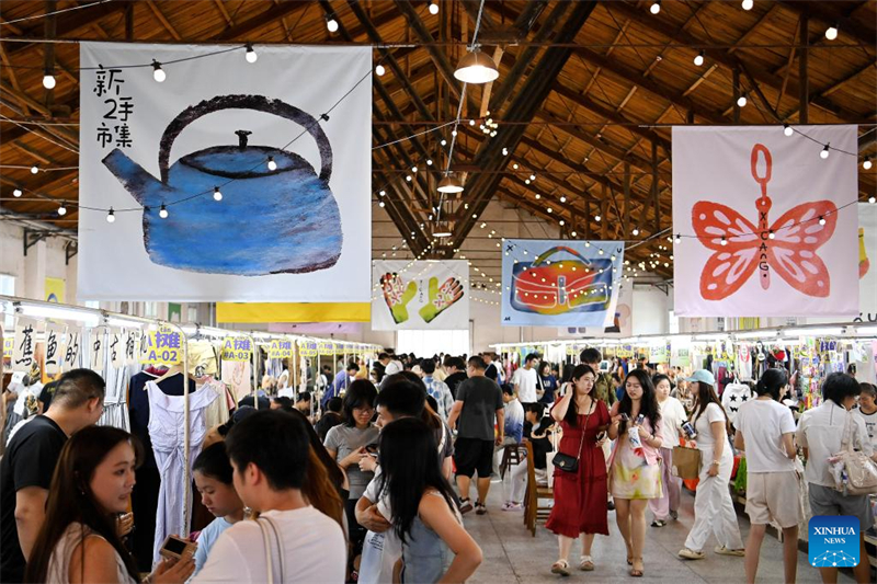 Τουρ?στε? επισκ?πτονται μια αγορ? μεταχειρισμ?νων στο Π?ρκο Αστικ?ν Μν?μων Σιτσ?νγκ στην περιοχ? Λιανχο? τη? π?λη? Σι?ν, στην επαρχ?α Σανσ?, στι? 27 Ιουλ?ου του 2025. (Φωτογραφ?α / Xinhua)