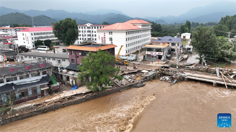Αεροφωτογραφ?α απ? drone που ελ?φθη στι? 28 Ιουλ?ου του 2025 δε?χνει ?ναν δρ?μο και μια γ?φυρα που ?χουν πληγε? απ? πλημμ?ρα στο Χωρι? Σιαγ?νγκ του Δ?μου Τιεντζ?ν. (Φωτογραφ?α / Xinhua)