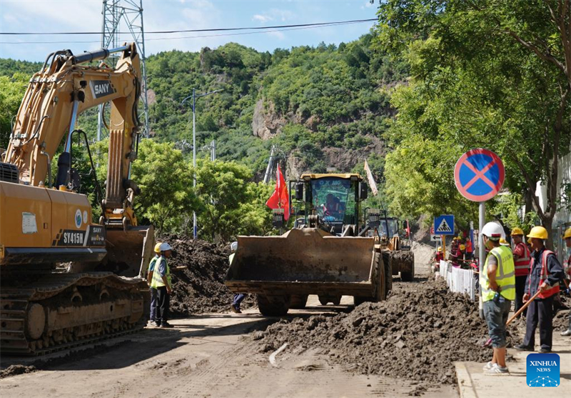 Διασ?στε? καθαρ?ζουν τη λ?σπη σε ?ναν δρ?μο στην κωμ?πολη Λιοουλιμι?ο τη? περιοχ?? Χουα?ρ?ου, στο Πεκ?νο, στι? 30 Ιουλ?ου του 2025. (Φωτογραφ?α / Xinhua)