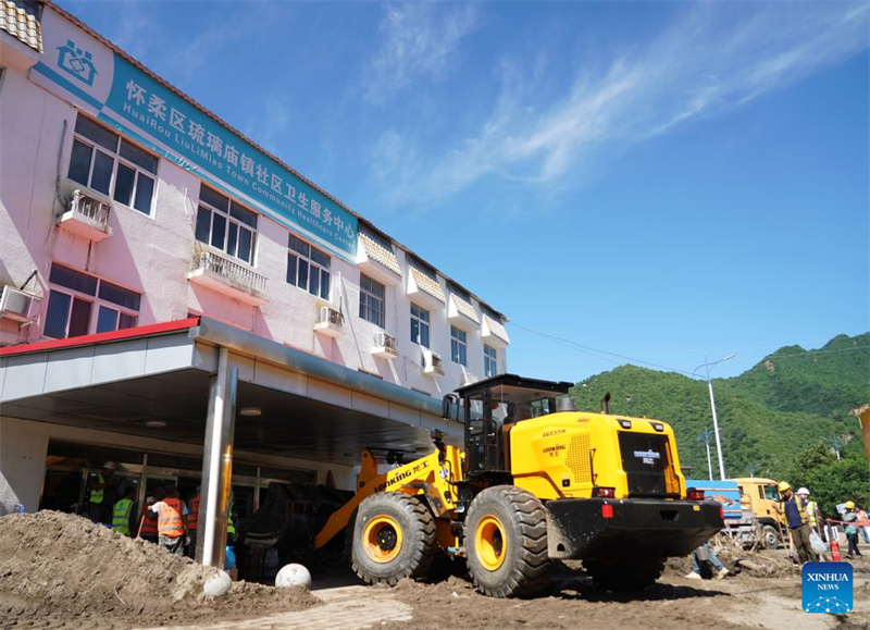 Οι ομ?δε? δι?σωση? απομακρ?νουν του? εγκλωβισμ?νου? κατο?κου? και καθαρ?ζουν του? κατεστραμμ?νου? χ?ρου? στι? πλημμυρισμ?νε? περιοχ?? του Πεκ?νου