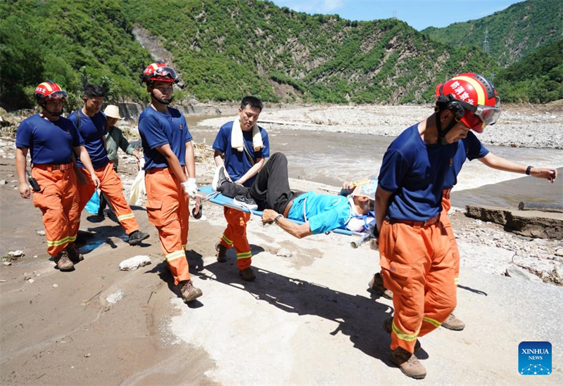 Οι ομ?δε? δι?σωση? απομακρ?νουν του? εγκλωβισμ?νου? κατο?κου? και καθαρ?ζουν του? κατεστραμμ?νου? χ?ρου? στι? πλημμυρισμ?νε? περιοχ?? του Πεκ?νου