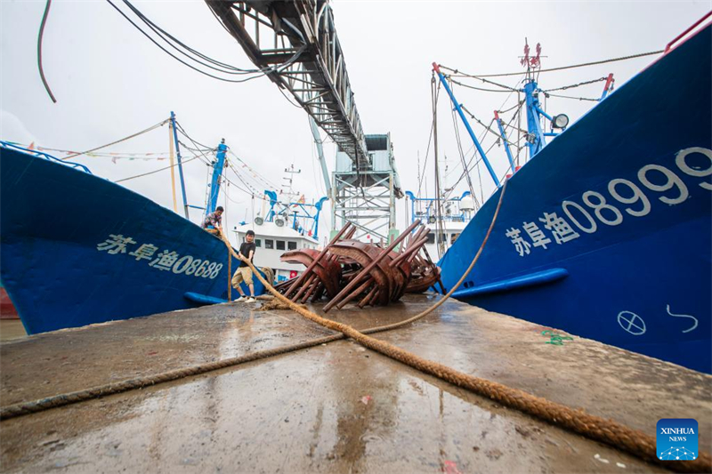 Μ?λο? του πληρ?ματο? επιθεωρε? και ενισχ?ει τα σχοινι? πρ?σδεση? στο Λιμ?νι Χουανγκσαγκ?νγκ, στην π?λη Γιεντσ?νγκ τη? επαρχ?α? Τζιανγκσο?, στι? 30 Ιουλ?ου του 2025. (Φωτογραφ?α / Xinhua)