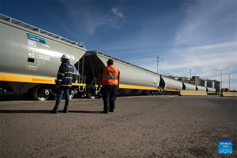 Τα κινεζικ?? κατασκευ?? βαγ?νια σιτηρ?ν φτ?νουν στο Μπου?νο? ?ιρε?
