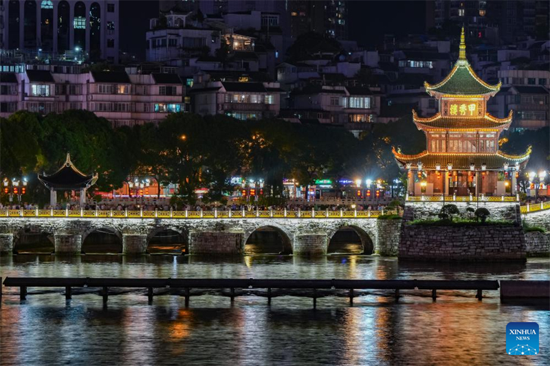 Αεροφωτογραφ?α απ? drone που τραβ?χτηκε στι? 30 Ιουλ?ου του 2025 δε?χνει ανθρ?που? να επισκ?πτονται τη γραφικ? περιοχ? του Π?ργου Τζιασι?ου στην π?λη Γκουε?γι?νγκ τη? επαρχ?α? Γκουε?τζ?ου. (Φωτογραφ?α / Xinhua)