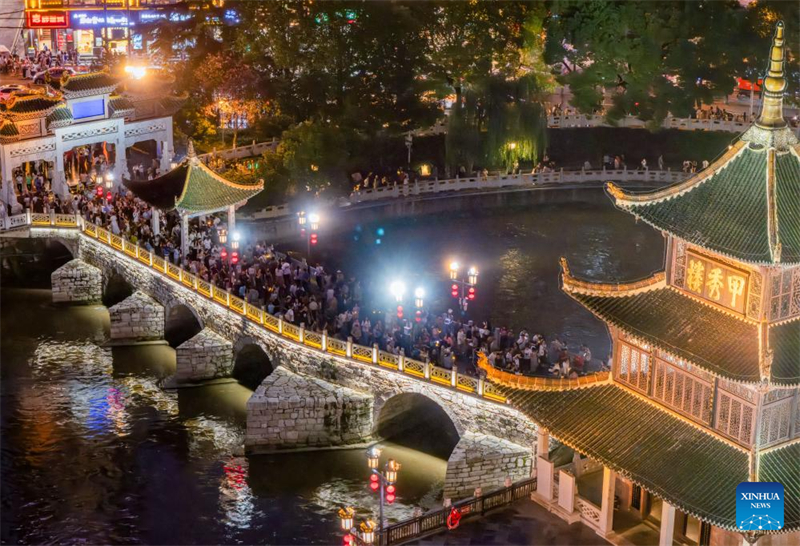 Η επαρχ?α Γκουε?τζ?ου προσελκ?ει τουρ?στε? κατ? τη δι?ρκεια τη? θεριν?? περι?δου ταξιδιωτικ?? αιχμ??