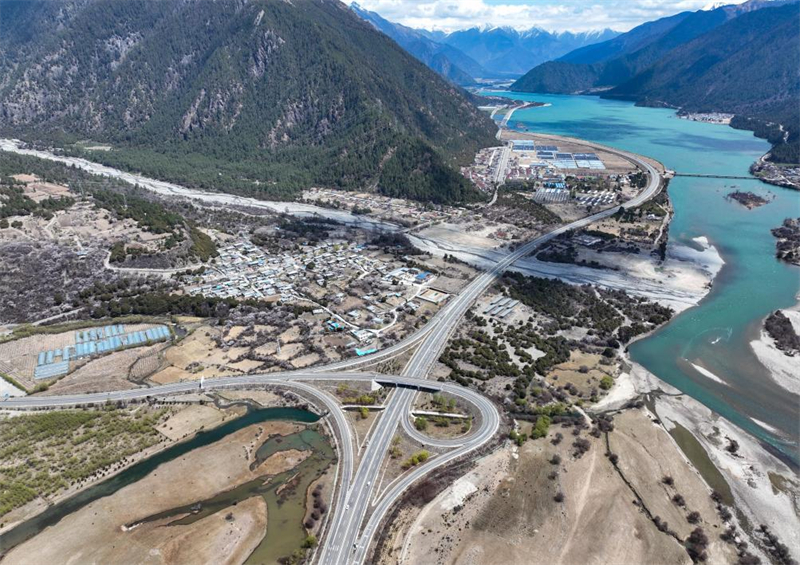 Αεροφωτογραφ?α που τραβ?χτηκε την 1η Απριλ?ου του 2025 δε?χνει τον αυτοκινητ?δρομο υψηλ?? ποι?τητα? απ? την π?λη Λ?σα στην π?λη Νινγκτσ? στην Αυτ?νομη Περιοχ? Σιτζ?νγκ. (Φωτογραφ?α / Xinhua)