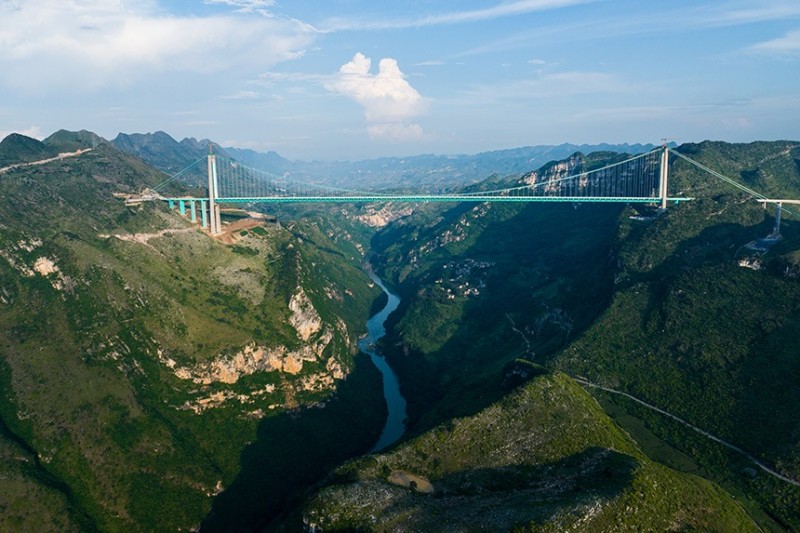 Αεροφωτογραφ?α τη? υπο κατασκευ? γ?φυρα? του φαραγγιο? Χουατζι?νγκ, τη? υψηλ?τερη? γ?φυρα? στον κ?σμο. (Φωτογραφ?α/People's Daily Online)