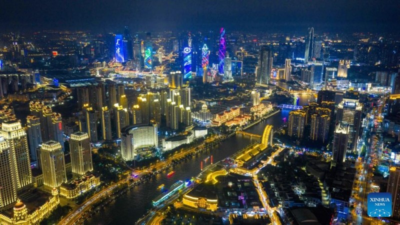 Μια αεροφωτογραφ?α που τραβ?χτηκε με drone την 1η Αυγο?στου του 2025 δε?χνει τη νυχτεριν? θ?α κατ? μ?κο? του ποταμο? Χα?χ? στην π?λη Τιεντζ?ν τη? β?ρεια? Κ?να?.