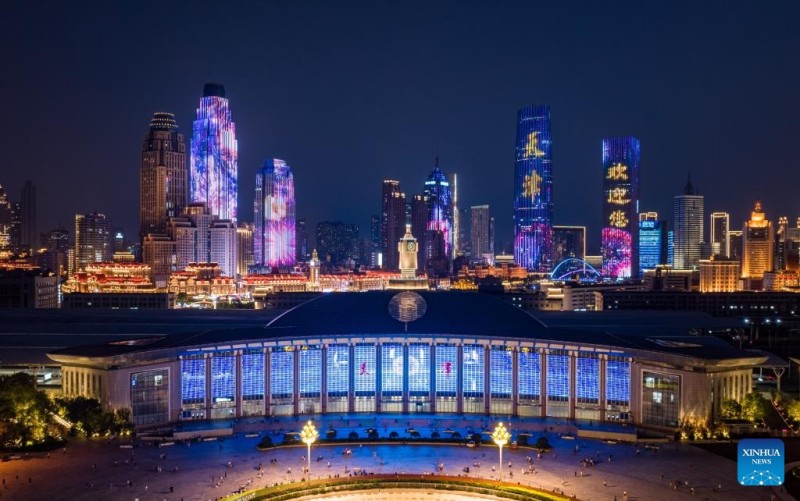 Νυχτεριν? θ?α κατ? μ?κο? του ποταμο? Χα?χ? στην π?λη Τιεντζ?ν τη? Κ?να?