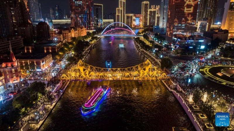 Νυχτεριν? θ?α κατ? μ?κο? του ποταμο? Χα?χ? στην π?λη Τιεντζ?ν τη? Κ?να?