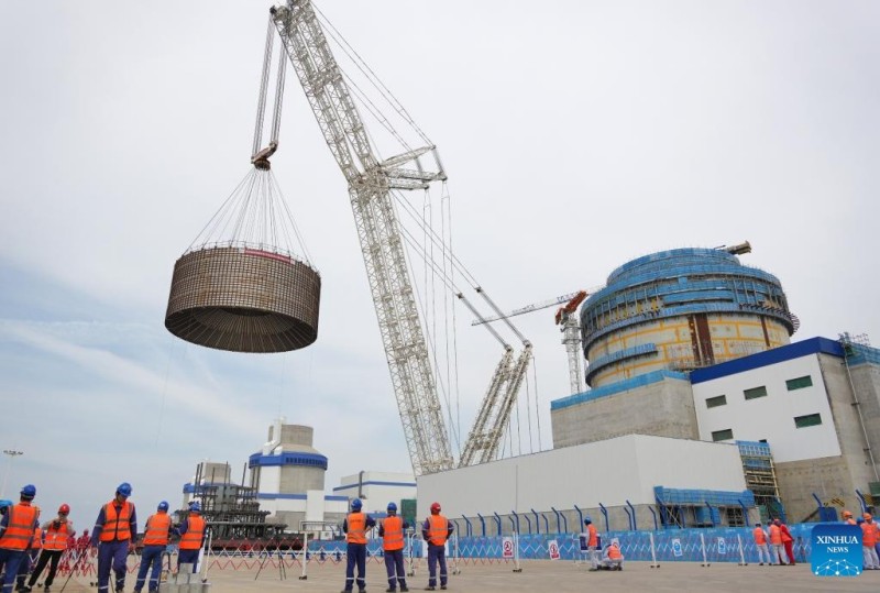 ?να? γεραν?? ανυψ?νει το συγκρ?τημα CB20 του πυρηνικο? νησιο? για τη 3η μον?δα του πυρηνικο? σταθμο? Χα?γι?νγκ στην π?λη Χα?γι?νγκ, τη? επαρχ?α? Σαντ?νγκ, στην ανατολικ? Κ?να, στι? 4 Αυγο?στου του 2025.