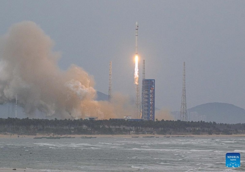 ?να? π?ραυλο? Long March-12 που μεταφ?ρει μια ομ?δα δορυφ?ρων διαδικτ?ου εκτοξε?εται απ? την εμπορικ? β?ση εκτ?ξευση? διαστημικ?ν σκαφ?ν τη? Χα?ν?ν, στην επαρχ?α Χα?ν?ν τη? ν?τια? Κ?να?, στι? 4 Αυγο?στου του 2025.
