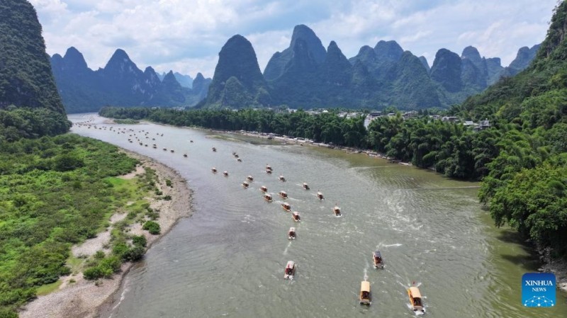 Οι ?νθρωποι απολαμβ?νουν τι? καλοκαιριν?? διακοπ?? σε ?λη την Κ?να