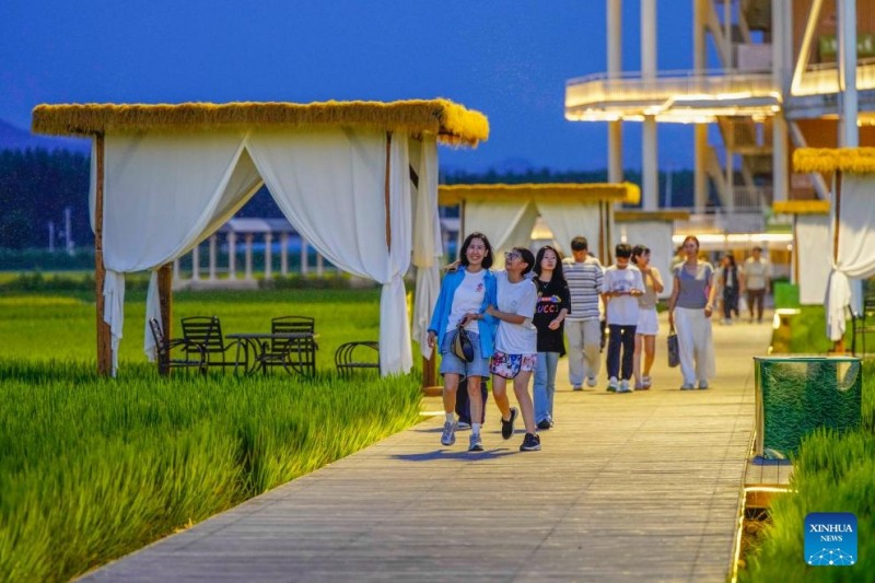 Οι ?νθρωποι απολαμβ?νουν τι? καλοκαιριν?? διακοπ?? σε ?λη την Κ?να