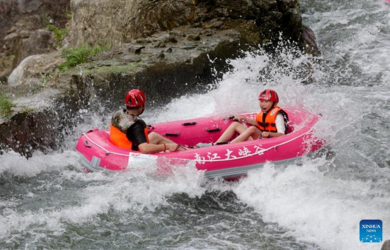 Οι ?νθρωποι απολαμβ?νουν τι? καλοκαιριν?? διακοπ?? σε ?λη την Κ?να