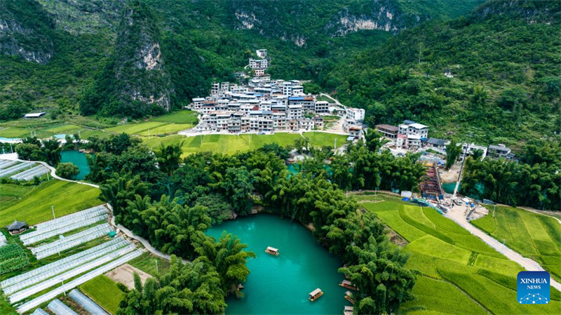 Μια αεροφωτογραφ?α που ελ?φθη στι? 12 Αυγο?στου του 2025 δε?χνει τουρ?στε? να κ?νουν εκδρομ?? με β?ρκα στο γραφικ? σημε?ο Ντασιαοτζ?νγκ (Daxiaojing) τη? κομητε?α? Λουοντι?ν στην επαρχ?α Γκουε?τζ?ου. (Φωτογραφ?α / Xinhua)