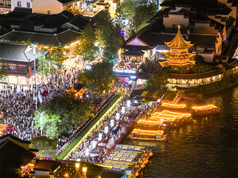 Επαρχ?α Τζιανγκσο?: Η νυχτεριν? λ?μψη του Ναο? του Κομφο?κιου προσελκ?ει επισκ?πτε?