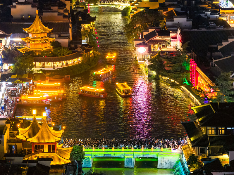 Επαρχ?α Τζιανγκσο?: Η νυχτεριν? λ?μψη του Ναο? του Κομφο?κιου προσελκ?ει επισκ?πτε?