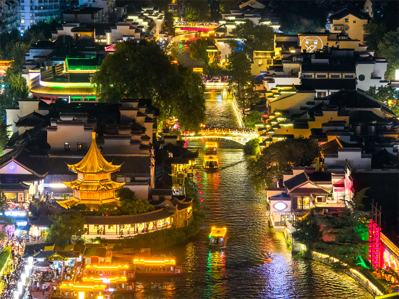 Επαρχ?α Τζιανγκσο?: Η νυχτεριν? λ?μψη του Ναο? του Κομφο?κιου προσελκ?ει επισκ?πτε?