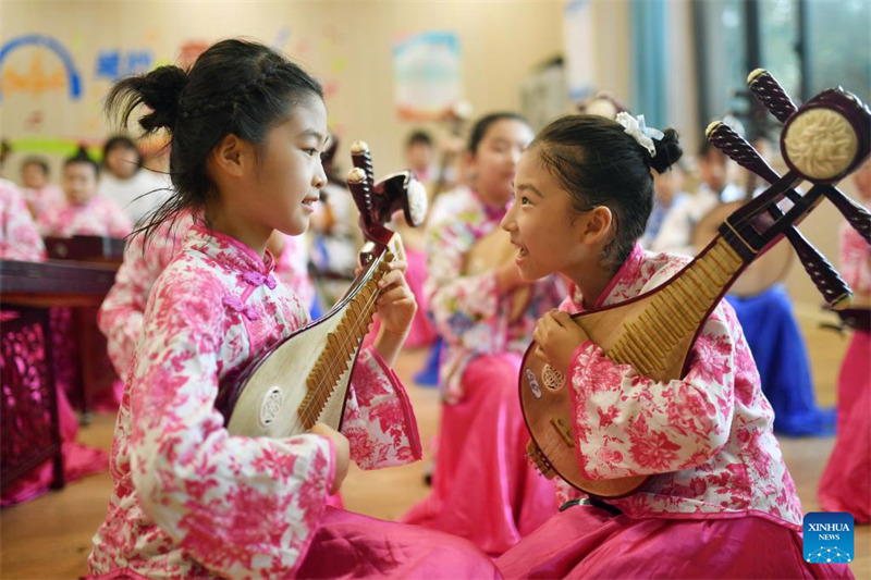 Τα παιδι? σε ?λη την Κ?να απολαμβ?νουν δι?φορε? δραστηρι?τητε? κατ? τη δι?ρκεια των καλοκαιριν?ν διακοπ?ν