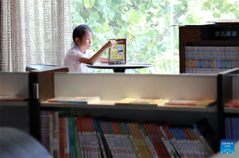 Τα παιδι? σε ?λη την Κ?να απολαμβ?νουν δι?φορε? δραστηρι?τητε? κατ? τη δι?ρκεια των καλοκαιριν?ν διακοπ?ν