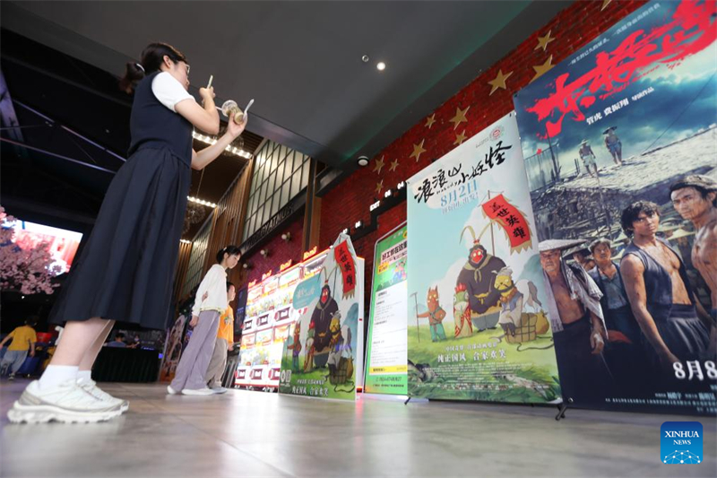 Θεατ?? φωτογραφ?ζουν αφ?σε? ταινι?ν σε κινηματογρ?φο στην π?λη Γιανγκτζ?ου τη? επαρχ?α? Τζιανγκσο?, στι? 17 Αυγο?στου του 2025. (Φωτογραφ?α / Xinhua)
