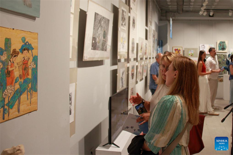 Επισκ?πτε? βλ?πουν ?ργα τ?χνη? που εκτ?θενται σε ?κθεση τ?χνη? Κ?να?-Βουλγαρ?α? στη Σ?φια τη? Βουλγαρ?α?, στι? 18 Αυγο?στου του 2025. (Φωτογραφ?α / Xinhua)