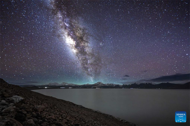 ?ποψη του Γαλαξ?α π?νω απ? την Λ?μνη Μπα?κο? Τσo στην Αυτ?νομη Περιοχ? Σιτζ?νγκ