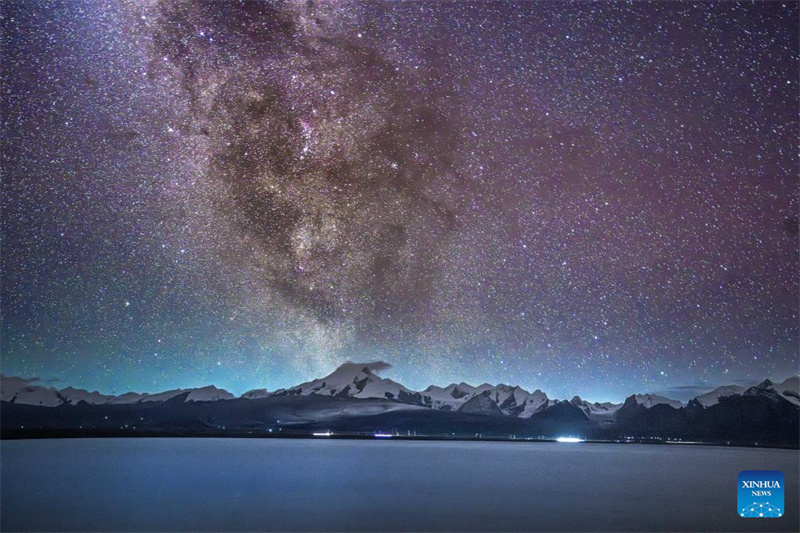 Αυτ? η φωτογραφ?α που τραβ?χτηκε στι? 14 Αυγο?στου του 2025 δε?χνει τον Γαλαξ?α π?νω απ? την Λ?μνη Μπα?κο? Τσo (Baiku Co), στην π?λη Σιγκ?ζε τη? Αυτ?νομη? Περιοχ?? Σιτζ?νγκ. (Φωτογραφ?α / Xinhua)