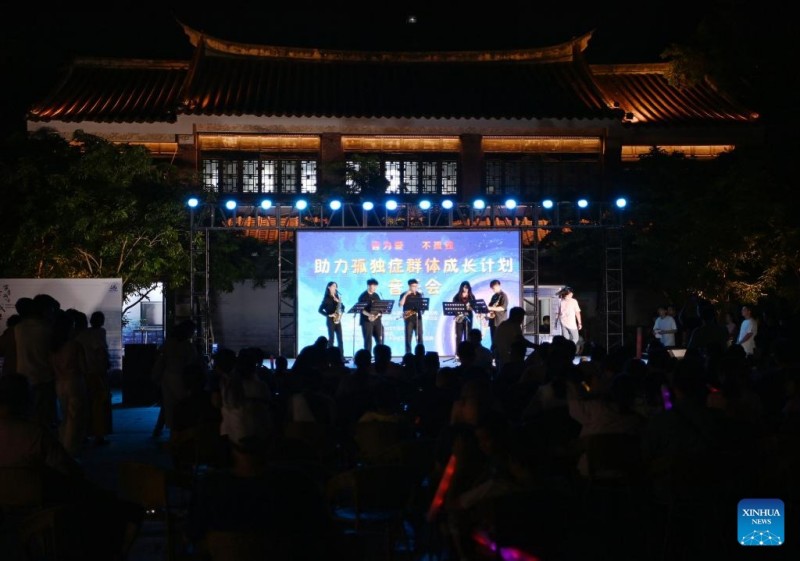 Θεατ?? παρακολουθο?ν μια συναυλ?α στην π?λη Τσουαντζ?ου, στι? 18 Αυγο?στου του 2025.