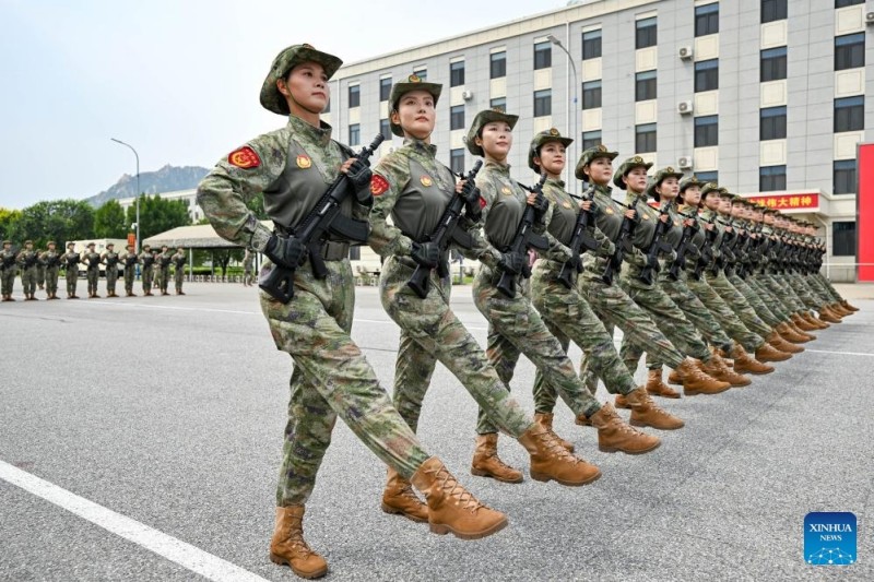 Οι συμμετ?χοντε? προετοιμ?ζονται για την επερχ?μενη στρατιωτικ? παρ?λαση τη? Ημ?ρα? Ν?κη? στο Πεκ?νο