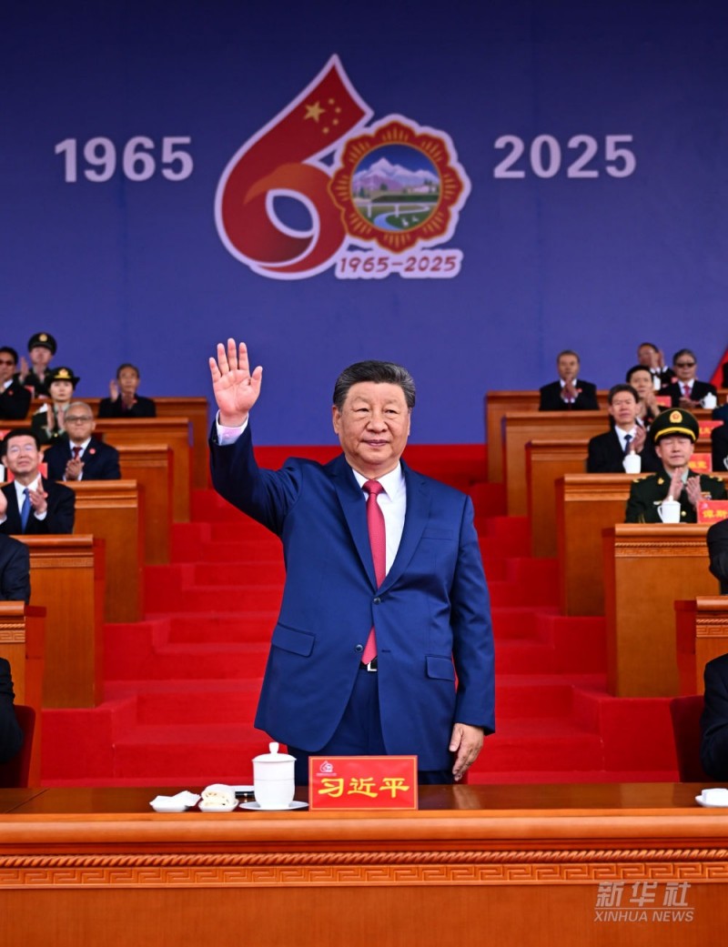 Ο Κιν?ζο? Πρ?εδρο? παρευρ?σκεται σε μεγ?λη συγκ?ντρωση για τον εορτασμ? τη? 60η? επετε?ου τη? ?δρυση? τη? Αυτ?νομη? Περιοχ?? Σιζ?νγκ