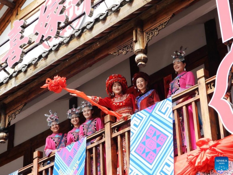 ?νθρωποι αναπαριστο?ν το ?θιμο του γ?μου τη? εθνοτικ?? ομ?δα? Τουτζι? σε μια τουριστικ? περιοχ? στην επαρχ?α Σιτσου?ν τη? νοτιοδυτικ?? Κ?να?, στι? 26 Αυγο?στου του 2025.