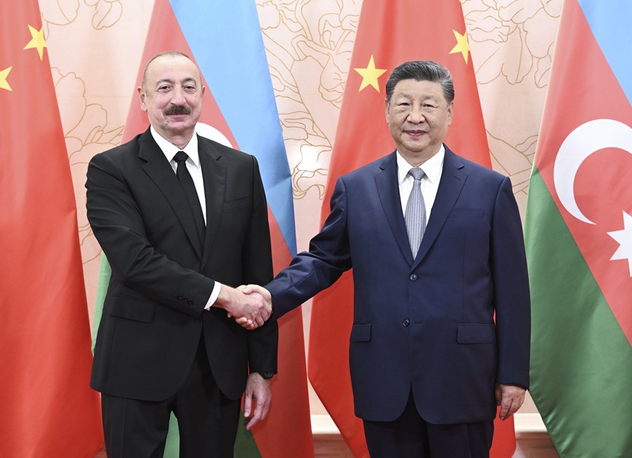 Ο Κιν?ζο? Πρ?εδρο? συναντ?θηκε με τον Πρ?εδρο του Αζερμπα?τζ?ν